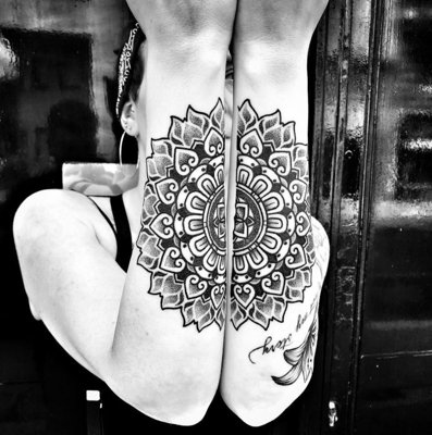  Tatouage mandala sur les deux avant bras qui ne font qu'un